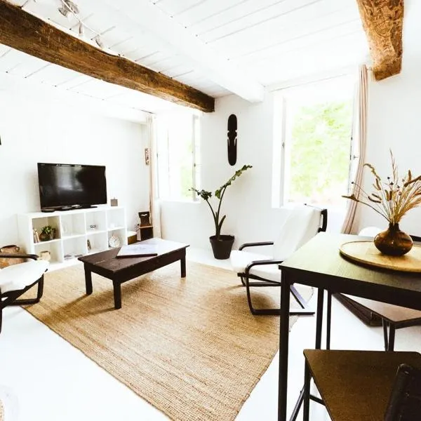 Joli 2P - Piscine & Parking，位于巴尔日蒙的酒店