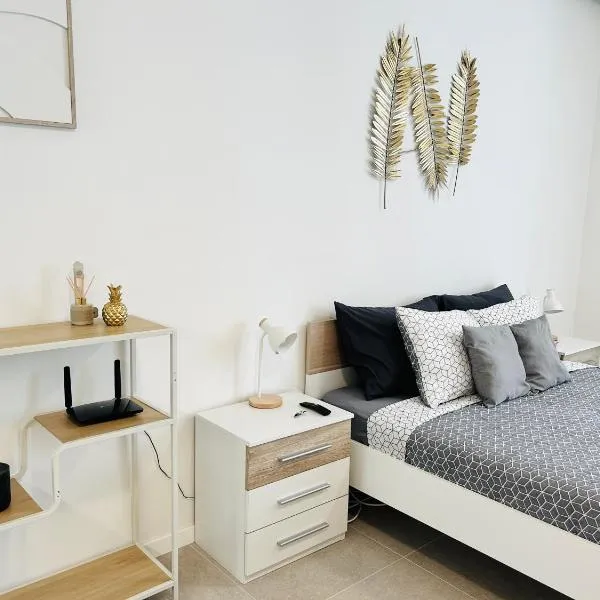 Golden Suite - Stylish and with FREE Parking!，位于卢加诺的酒店