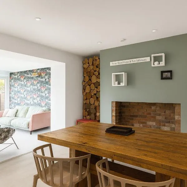 The PINK House , FREE Parking , 3 Bedrooms , Garden , close to M4 and countryside!，位于Rogerstone的酒店