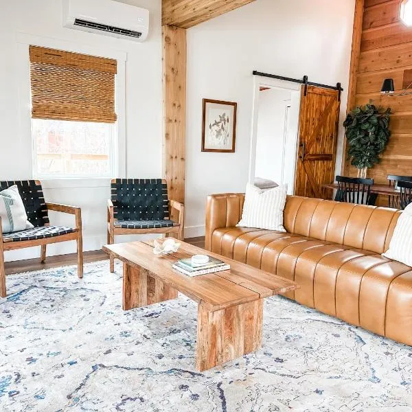Lakeside Cabin - Serene Retreat with Lake Monroe Views and Wraparound Deck in Brown County，位于纳什维尔的酒店