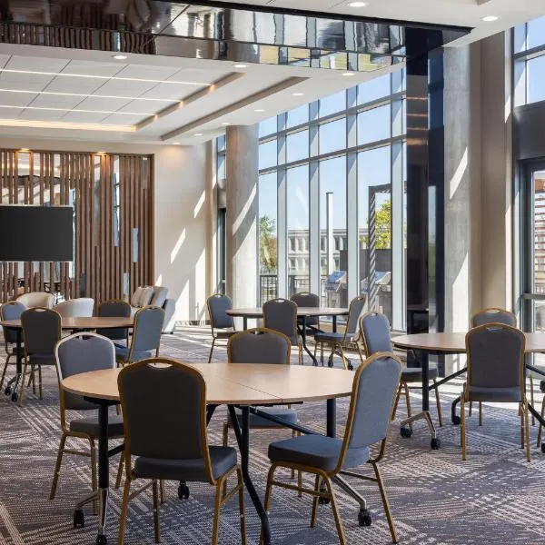 Staybridge Suites Montreal Airport - St-Laurent by IHG，位于蒙特利尔的酒店