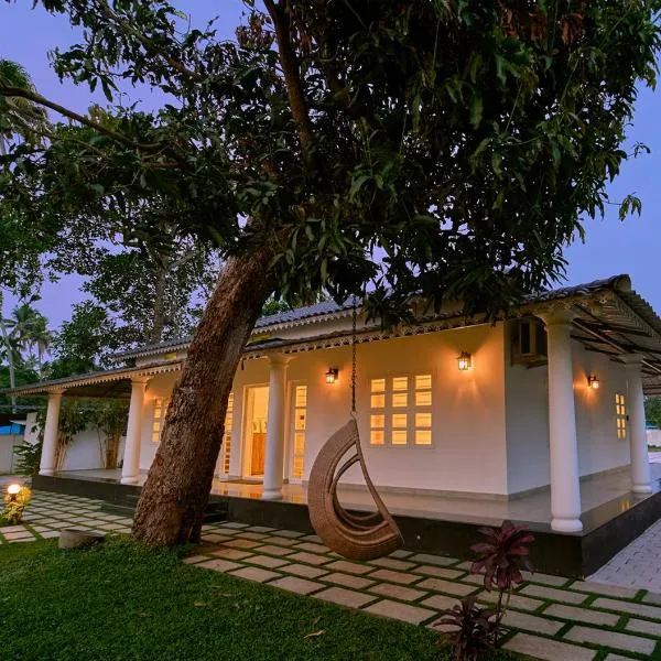 Ashtamudi Lake Villa by VOYE HOMES - Pet Friendly & Events Welcome，位于奎隆的酒店