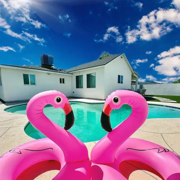 NEW PHX Pool Home With Deep End and Central Location，位于凤凰城的酒店