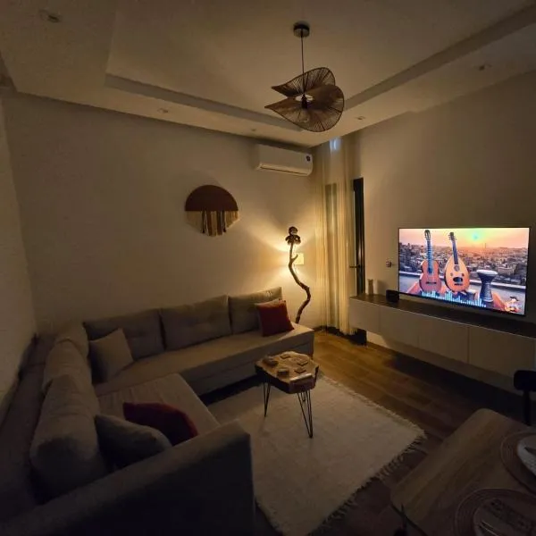 The Cozy Nook- luxury, privacy, with a pool and gym，位于La Soukra的酒店