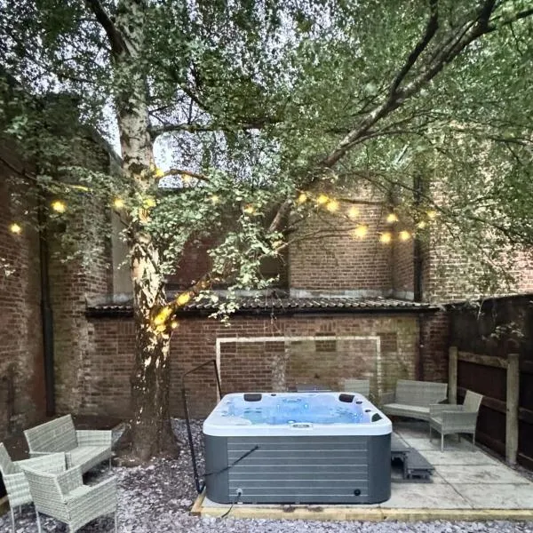 The Secret Garden Retreat With Hot Tub，位于曼彻斯特的酒店