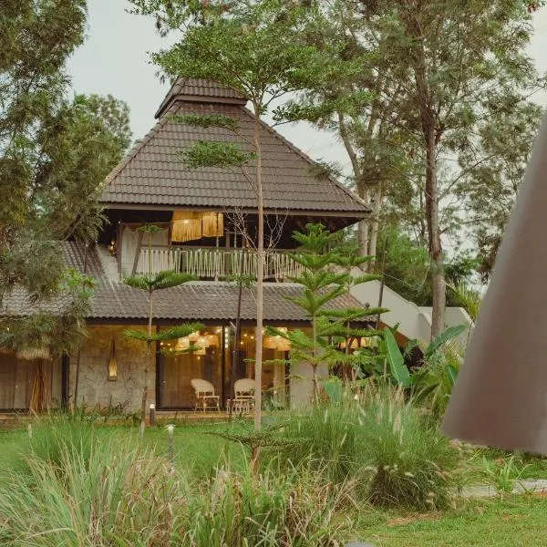 ELIVAAS privé Ananta Bliss Talam Pet-friendly Retreat On 1-Acre of Land With 2-BHK Villa & a Tent, Shared Pool, Gazebo, Garden & a Firepit，位于Tondebhāvi的酒店