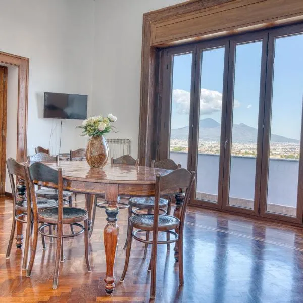 Villa Desiderio Elysia Penthouse with Vesuvius View，位于安格里的酒店