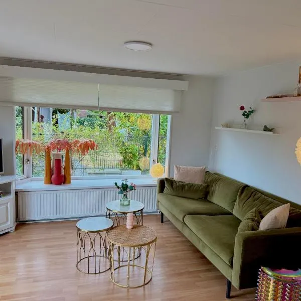 Gezellig chalet met 2 slaapkamers en zicht op het water，位于Erm的酒店