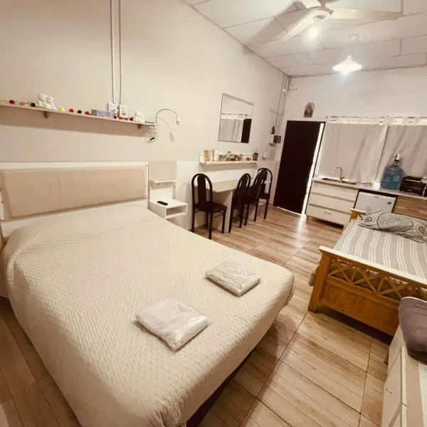 Ezeiza 1 Nuestro lugar a 15 minutos del aeropuerto TRANFER OPCIONAL DESDE Y AL AEROPUERTO DE EZEIZA o Aeroparque LAS 24 horas pet friendly，位于埃塞萨的酒店