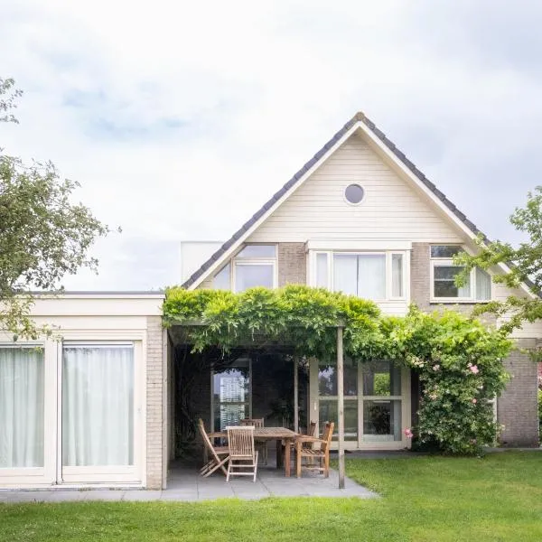 Spacious 8 Guest Water Villa in Terherne，位于泰尔霍讷的酒店