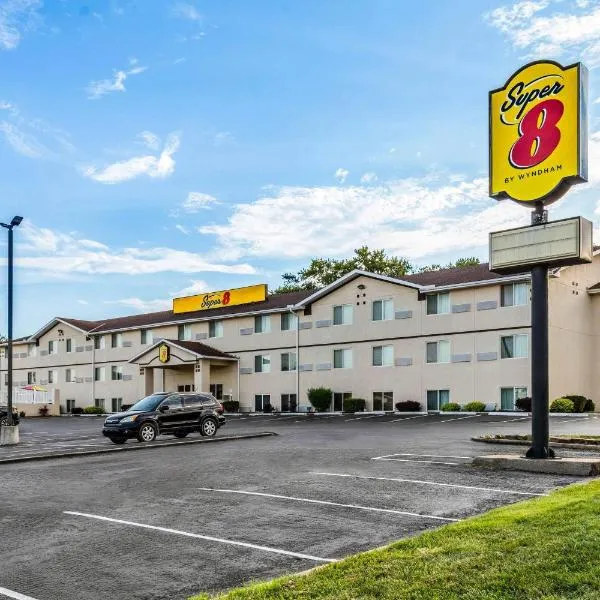 速8独立酒店，位于独立城的酒店