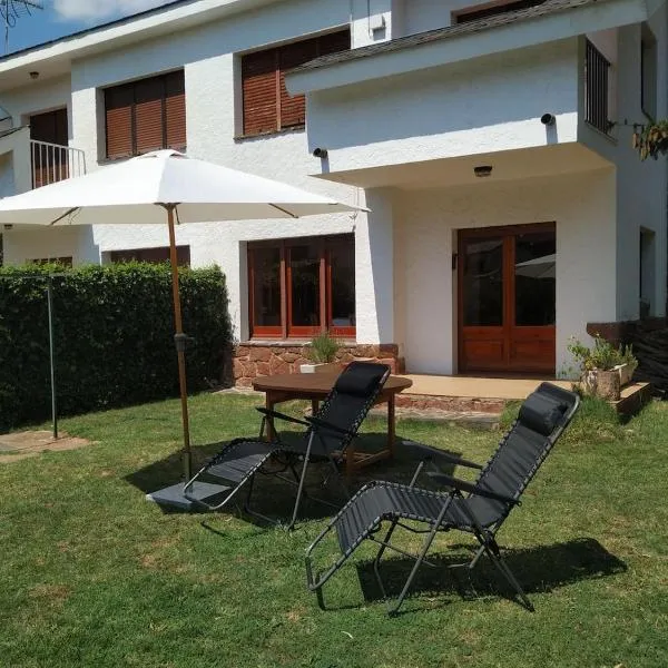 Casa amb jardí i llar de foc，位于普拉德的酒店