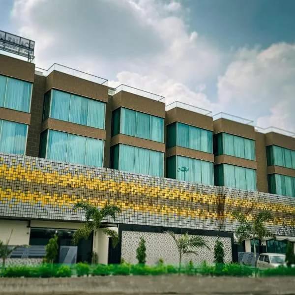 RC Dream Palace，位于大诺伊达的酒店