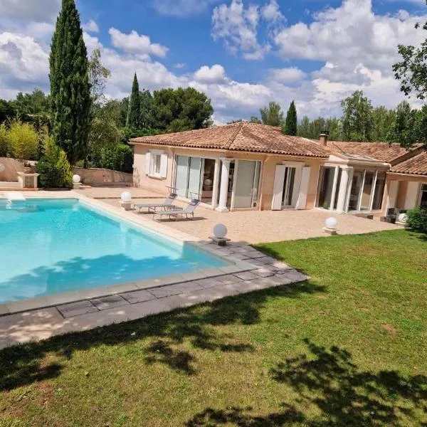La Tissonnière Oasis d Exception entre Mer Alpilles et Luberon Spa et Piscine à 10 min d Aix en Provence，位于Saint-Estève-Janson的酒店