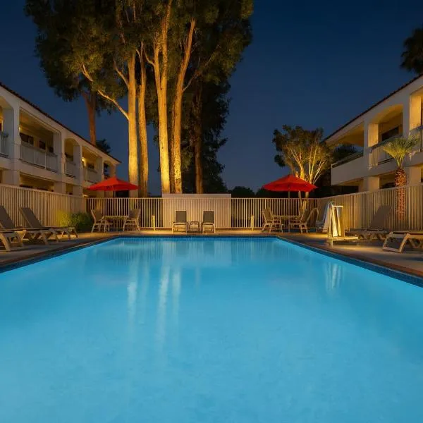 千橡树南6号汽车旅馆，位于千橡市的酒店