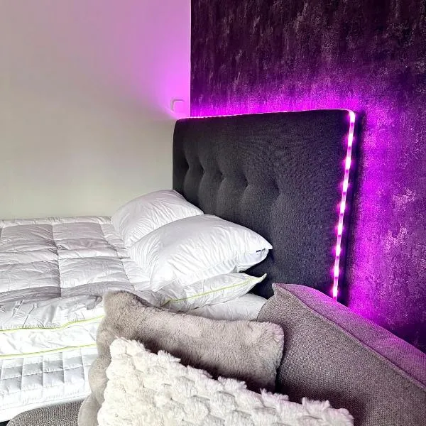 Helmi Villa, keskellä Vuokatti Sauna Ilmainen Pysäköinti Wi-Fi 75 smartTV omapiha，位于沃卡蒂的酒店