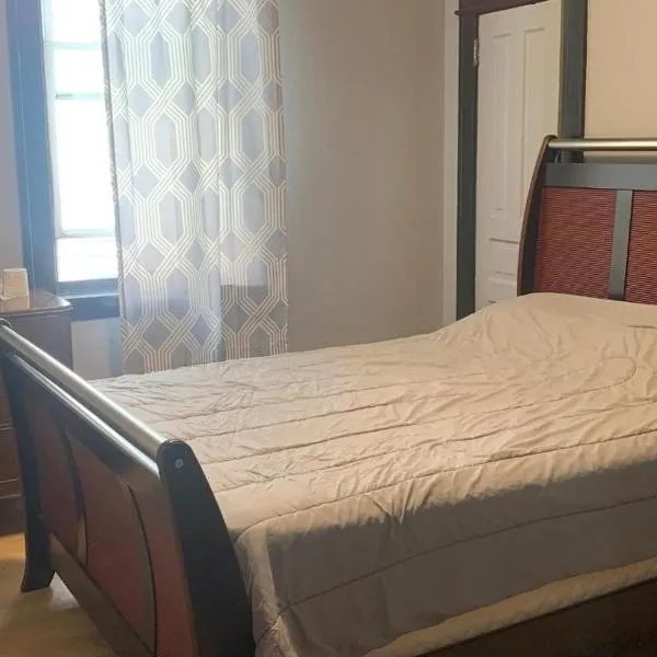 Centrally Located Blue House，位于哈利法克斯的酒店