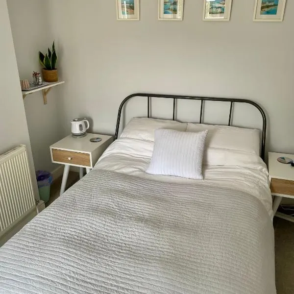 Double Room at Private House with Private Bathroom，位于特尔福德的酒店