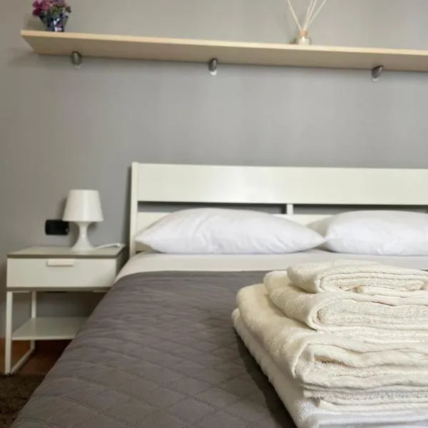 Miele Living Home - Comfort in the Heart of Vercelli，位于韦尔切利的酒店