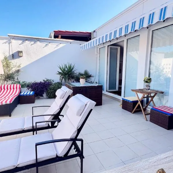 Attico "NIDO" a 50m dal mare con terrazzo grande - un'oasi di pace e bellezza，位于尼库加姆的酒店