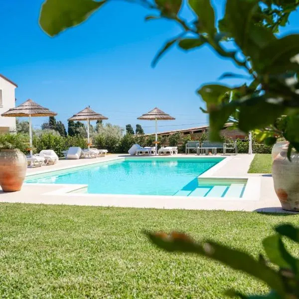 Villa Carmiano Luxury bedrooms in Avola in the province of Syracuse with room with swimming pool，位于阿沃拉的酒店