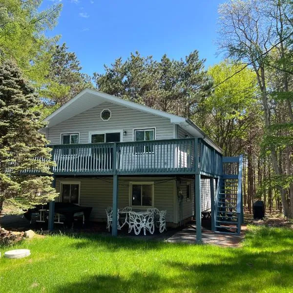 Evergreen Escapes 4 BR with Game Room, Firepit near Kalahari and Camelback，位于Long Pond的酒店