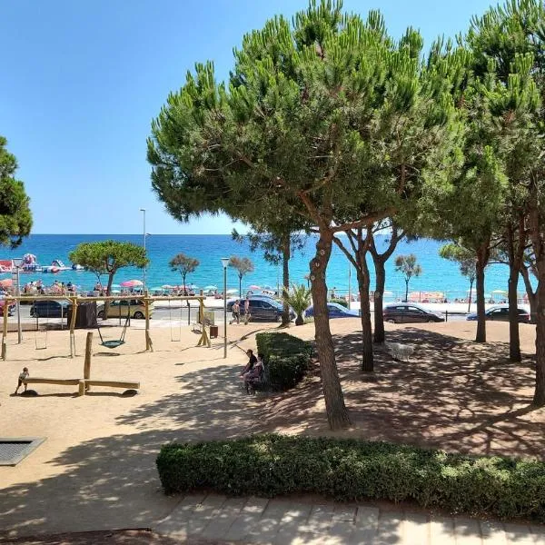 Unique apartment with direct sea view along the beach in S'Abanell Central Park Blanes，位于布拉内斯的酒店
