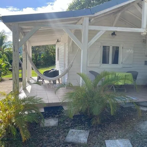 Bungalow vue sur mer avec jacuzzi en pleine nature，位于勒罗贝尔的酒店