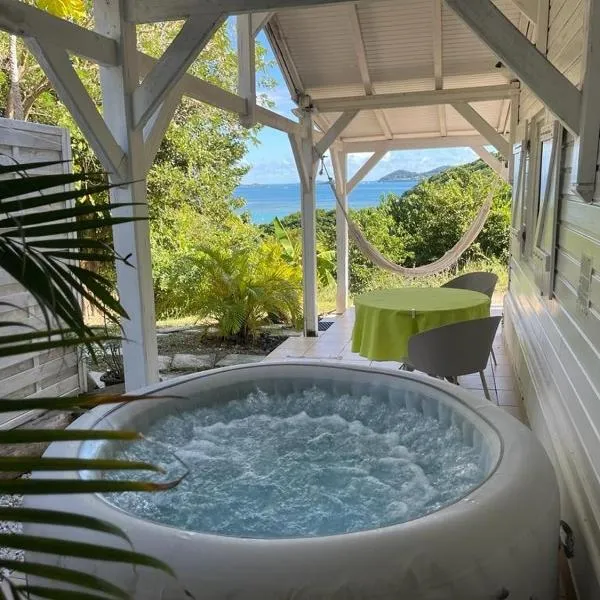 Bungalow vue sur mer avec jacuzzi en pleine nature，位于勒罗贝尔的酒店