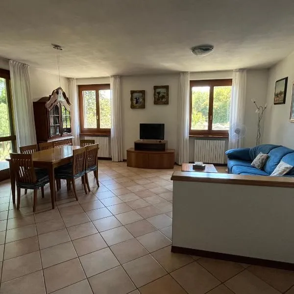Signorile quadrilocale nel verde di Villa Guardia,位于Villa Guardia的酒店