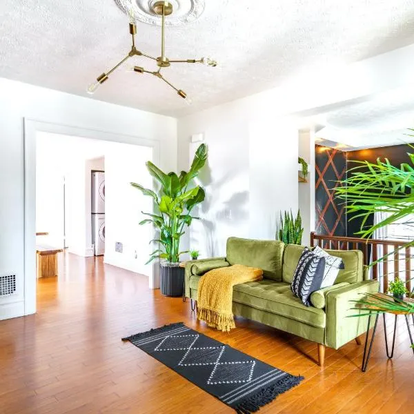 Jungle House Luxury Homes - Columbus Downtown Short North - Steps to Convention Center & Nationwide Arena - Sleeps up to 8 - Free Parking - Over 5,800 Five Stars，位于哥伦布的酒店