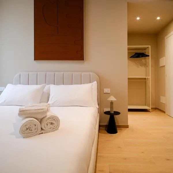 Balcony Double Suite - 3 min walk to Bernina Express，位于蒂拉诺的酒店