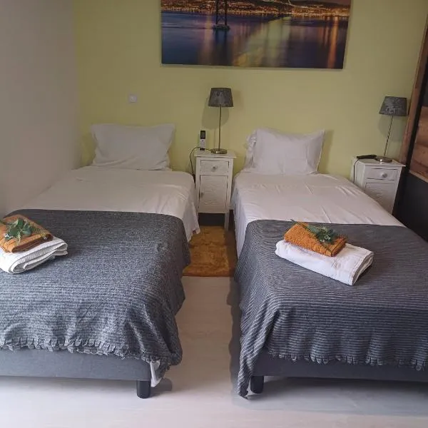 Sunny Room - Sofia's Happy House - Almodôvar Ourique Room 2，位于Aldeia dos Fernandes的酒店