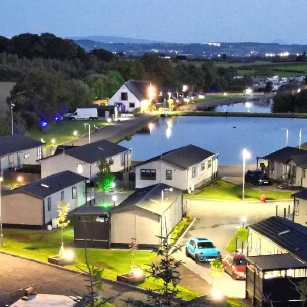 Arranview Lochside Pods & Lodges all with private Hot-tubs，位于Fenwick的酒店