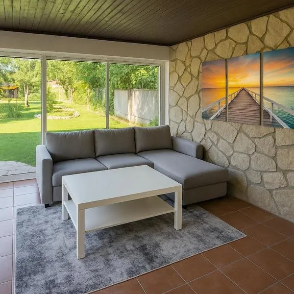 House with garden near Vienna & airport，位于Neustadt的酒店