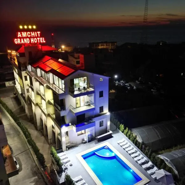 Amchit Grand Hotel，位于Al Qarfī的酒店