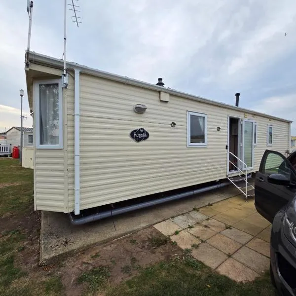 St Osyth, Clacton-on-sea, Cozy Beach side Caravan, Wifi, Tea and Coffee, Parking included，位于Saint Osyth的酒店