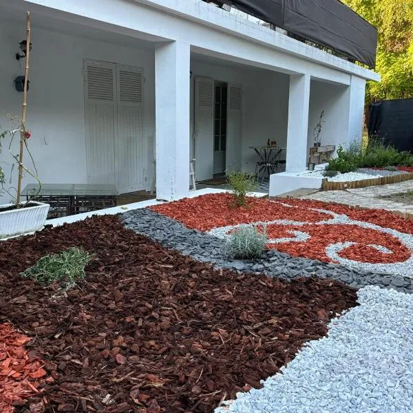 Appartement entrée privative, terrasse et jardin，位于Châtillon-sur-Indre的酒店
