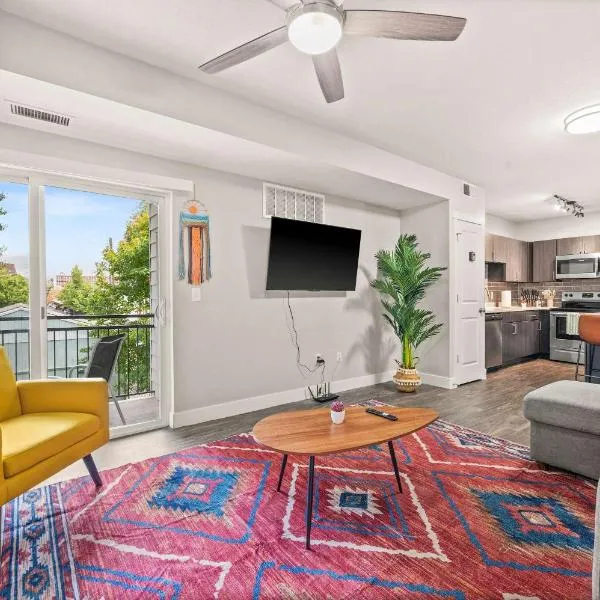 Bright 2BR SLC Apt Hot Tub Parking，位于盐湖城的酒店