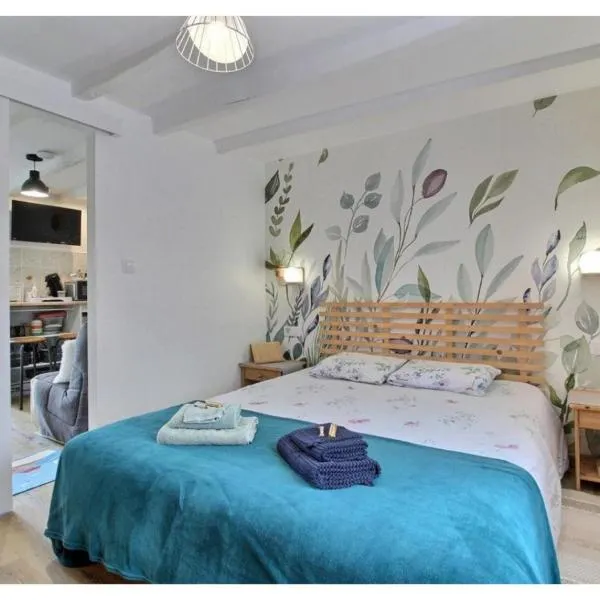 Le Tigîte B&B , Suite-chambre d'hôtes indépendante avec entrée privée, petit-déjeuner autonome fourni, linge inclus, 2 espaces nuit possibles，位于Allaire的酒店