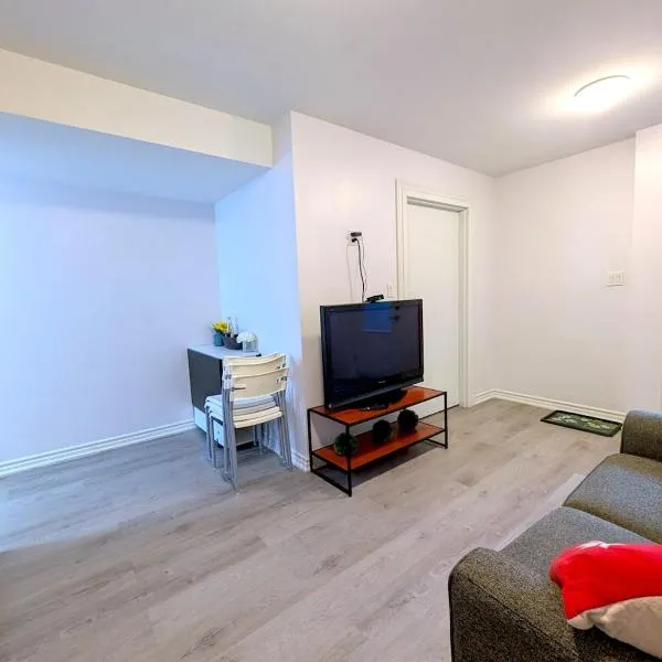 Bright & New 2 Beds Near Subway,位于多伦多的酒店
