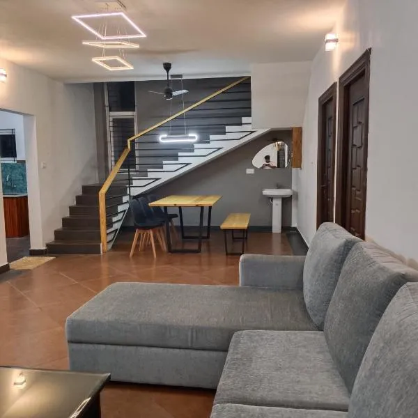 Modern Independent House，位于滕卡西的酒店