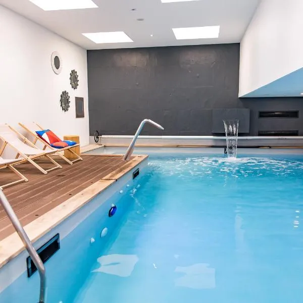 Hôtel La Baie des Anges, son SPA marin & sa piscine couverte et chauffée，位于朗代达的酒店