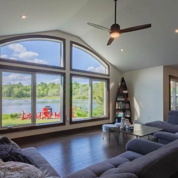 Four Season Waterfront Muskoka Retreat，位于布雷斯布里奇的酒店