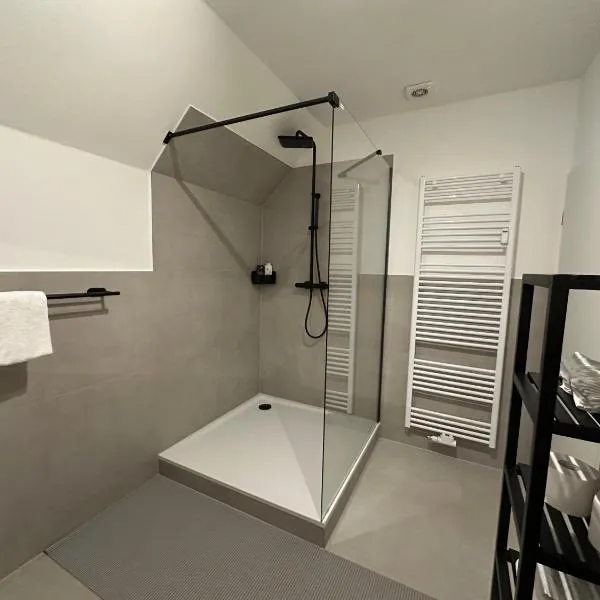 2 Zi Wohnung, zentrale Lage mit Parkplatz, 15 min vom Hbf Hamburg，位于平讷贝格的酒店