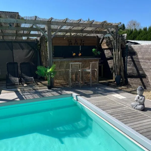 Logement cosy avec piscine et jacuzzi privatifs，位于Saint-Dolay的酒店