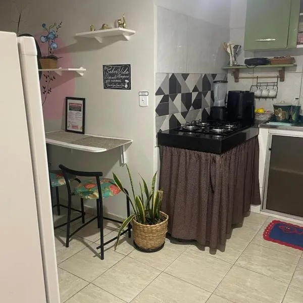 Kitnet Adorável na sedede Aracruz ES 1KM do centro individual wifi cozinha equipada，位于阿拉克鲁斯的酒店