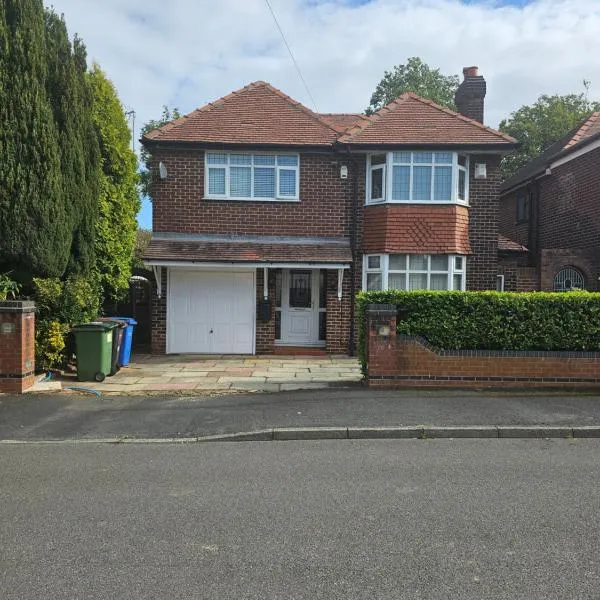 4 bed detached house near Manchester Airport Manchester -Cheadle，位于奇德尔的酒店