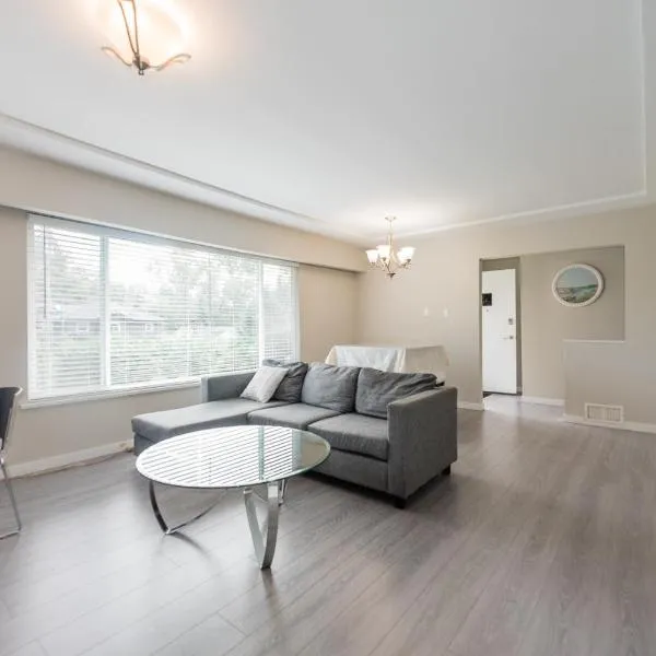Burnaby Metrotown 3 bedroom upstairs，位于伯纳比的酒店