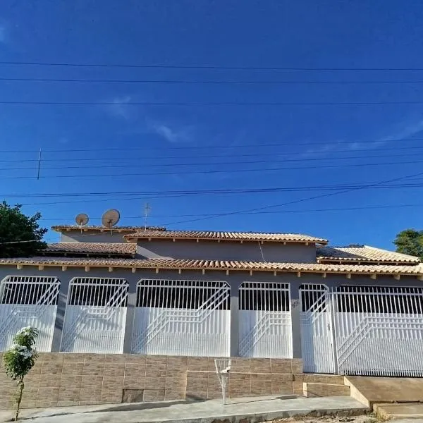 Casa grande, ar em todos os quartos, cabe 3 carros，位于巴拉-杜加萨斯的酒店